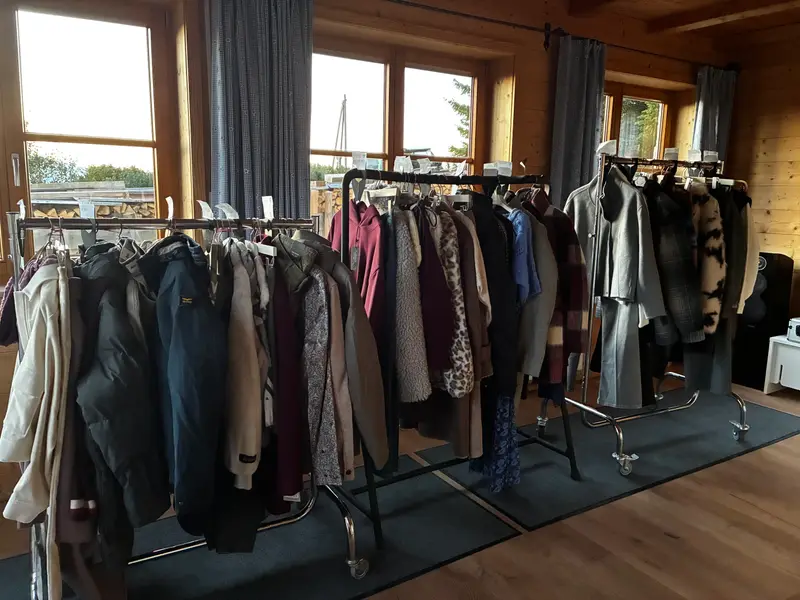 Kleidertausch für Frauenbekleidung